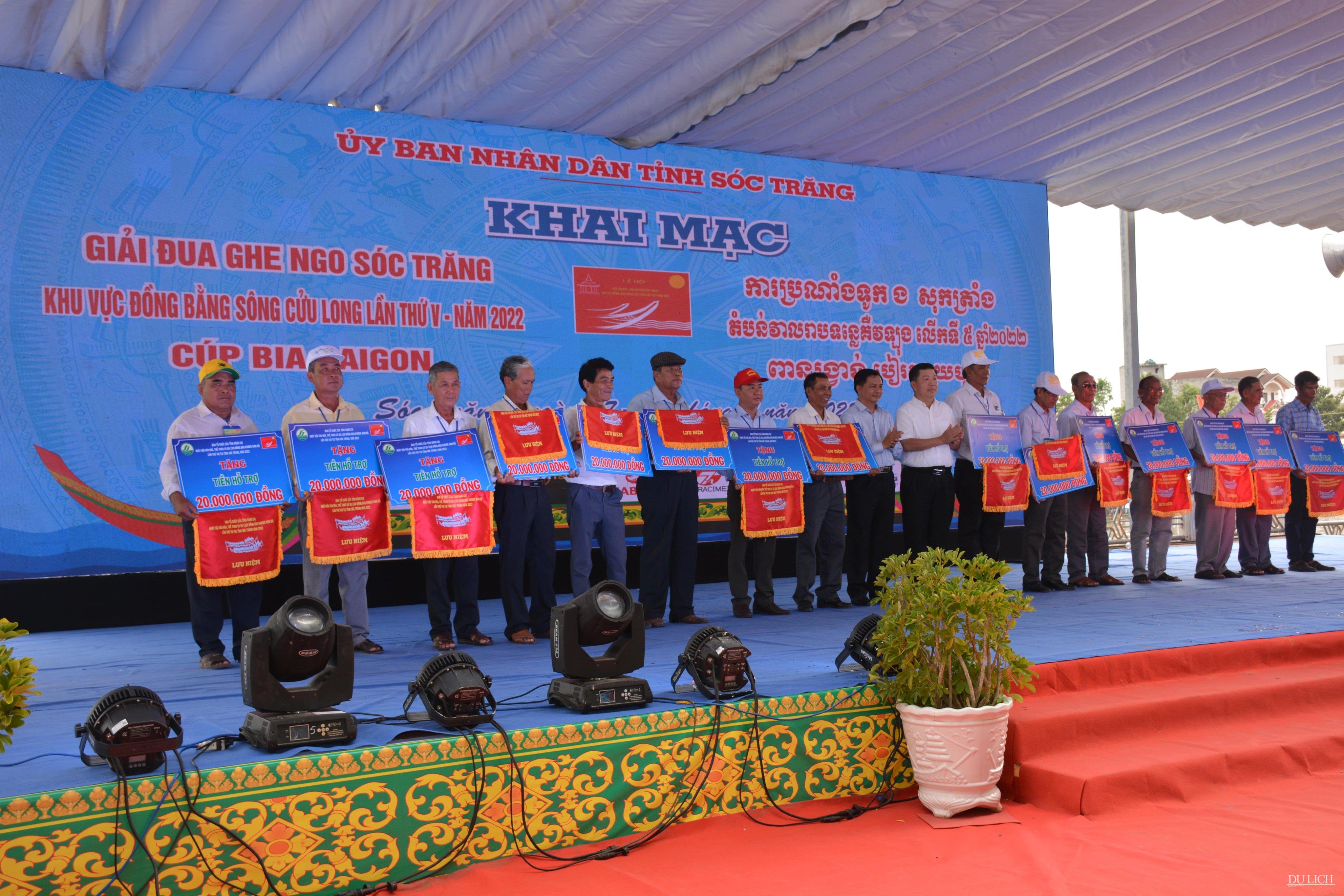 Lãnh đạo tỉnh Sóc Trăng trao tặng tiền hỗ trợ, cờ lưu niệm cho các đội đua ghe Ngo Sóc Trăng năm 2022 - (Ảnh: Trần Lợi)